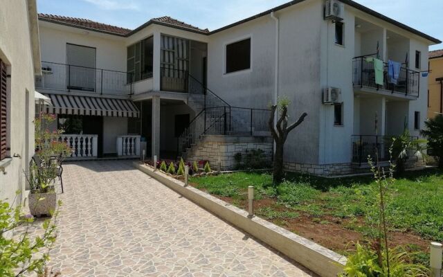 Viktor Rooms and Apartments