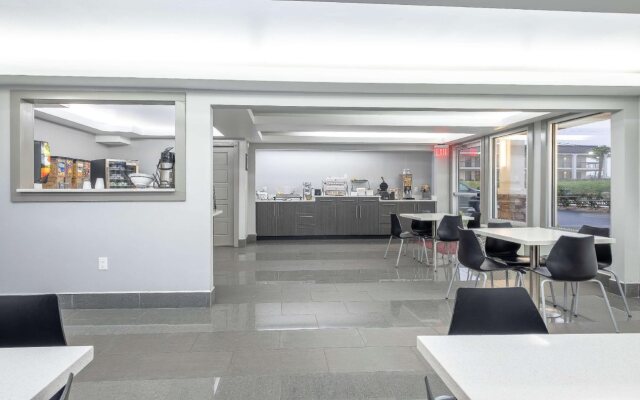 Red Roof Inn & Suites Calhoun