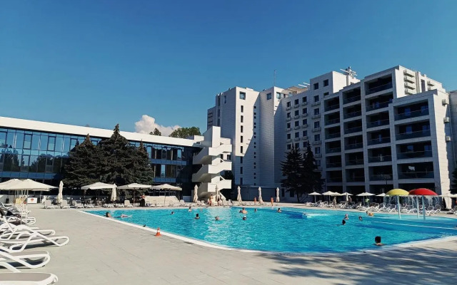 Aquamarine Apartment on Pionersky Avenue 20