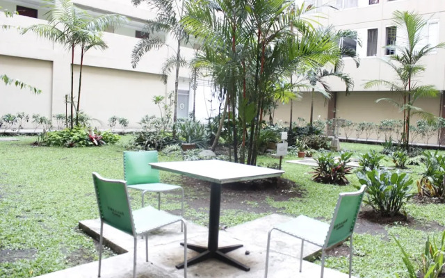 Cozy Studio At Emerald Towers Apartment