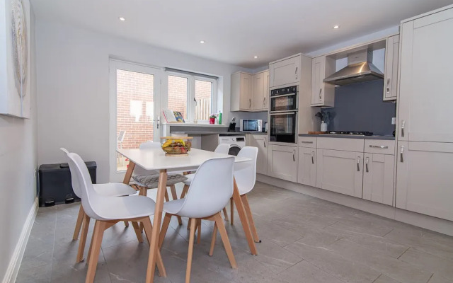 Elegant Ludlow Haven: 4Bed Ultimate Tranquility