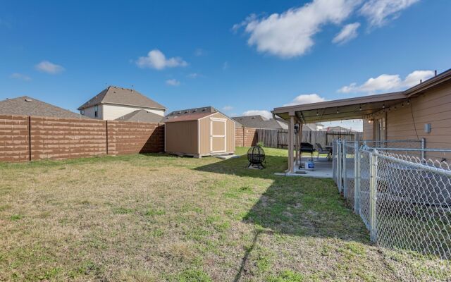 Texas Gulf Coast Home: Fire Pit, 12 Mi to Beach!