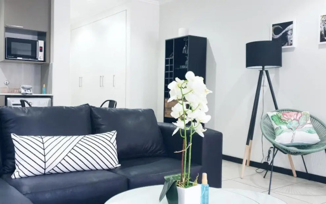 Secure, Self-catering Studio in Sunninghill, Sandton