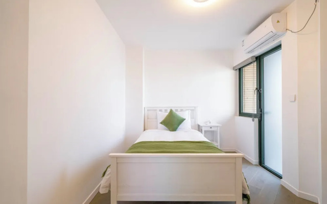 Tyms Elegant 4BR 2BA Apt in Xujiahui