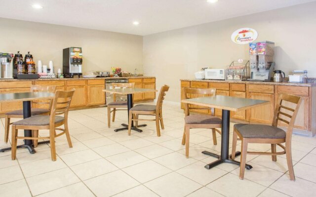 Wautoma Inn by OYO Near Airport WI 73