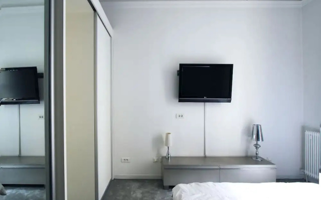 Pelicanstay at Avenue George V Paris