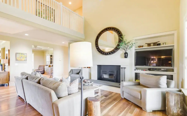 Kelseyville Home w/ Private Pool & Vineyard Views!