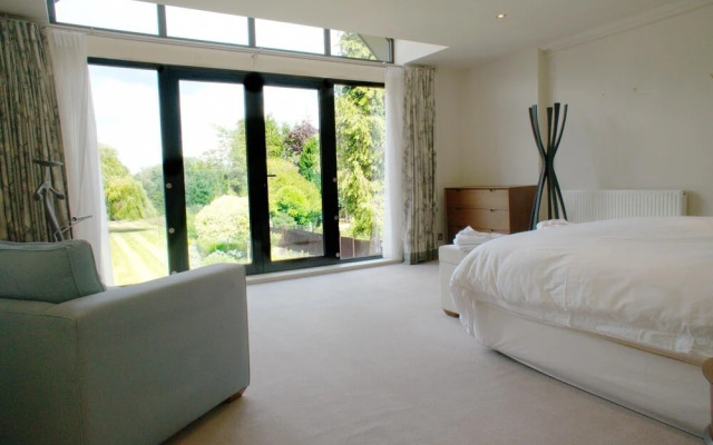 Countryside Escape With Stunning Garden in Surrey