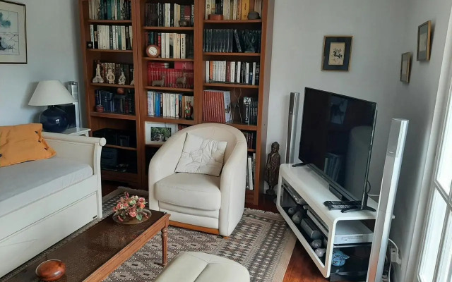 maison en pierre dans un écrin de verdure