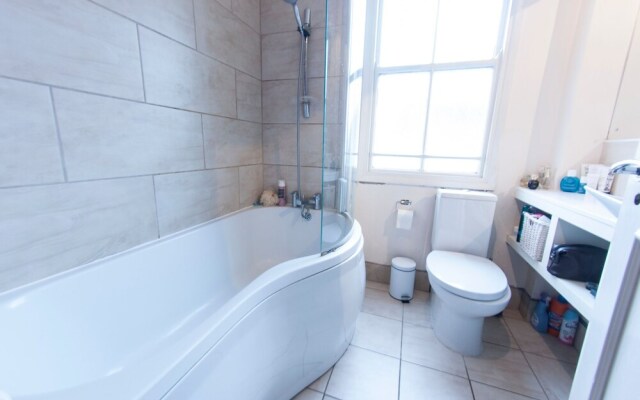 Charming 1-br Upper Holloway Flat For 2