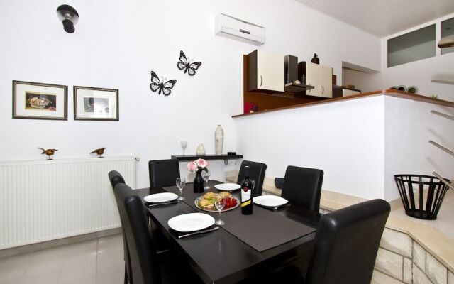 Luxury Apartment With Pool, Large Patio & sea View