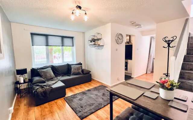 Stylish Townhouse With Free Parking in Liverpool