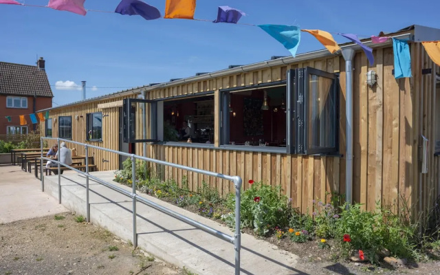 1 Bed Shepherds Hut - Sleeps 2 -wood Fired Hot Tub