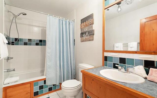 Les Eaux 225-1 by Escapades Tremblant