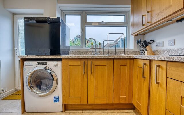 Modern 3 Bedroom 2 Bath Hse with Parking