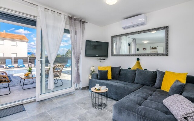 Amazing Apartment In Cizici With Outdoor Swimming Pool, Wifi And 2 Bedrooms