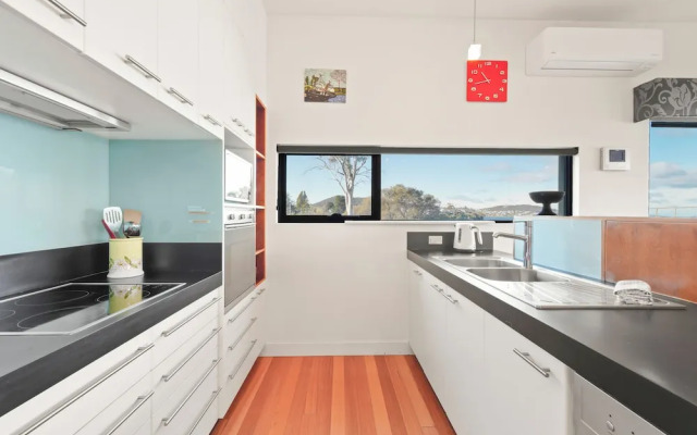 Waterfront Home - Gorgeous Views - 2 Bed