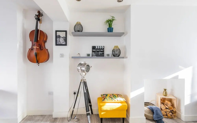 The Hollywood Beautiful 3 Bedroom House