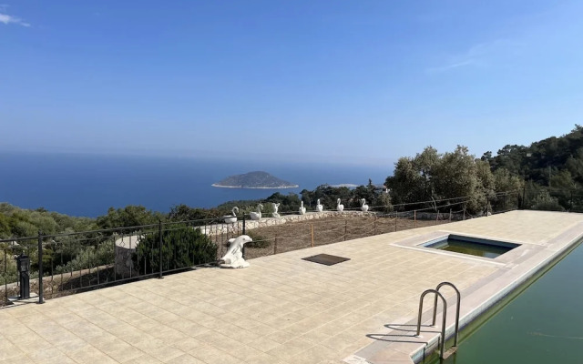 Private House With Pool and Sea View in Antalya