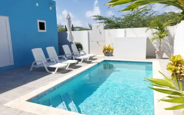 Amazing 2BR Suite w Pool Patio 5 min Dr2 Palmbeach