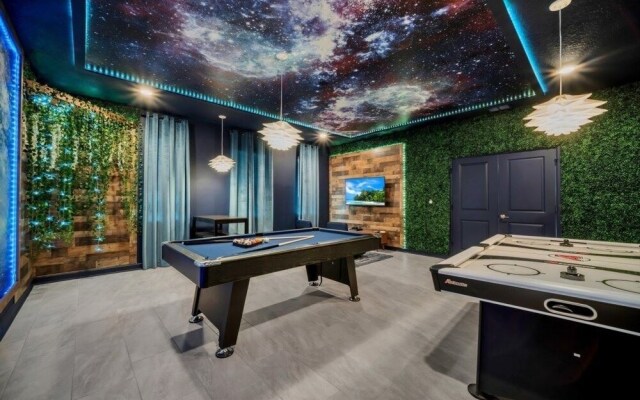9 Bedroomss/ Storey Lake Game Room Too Home