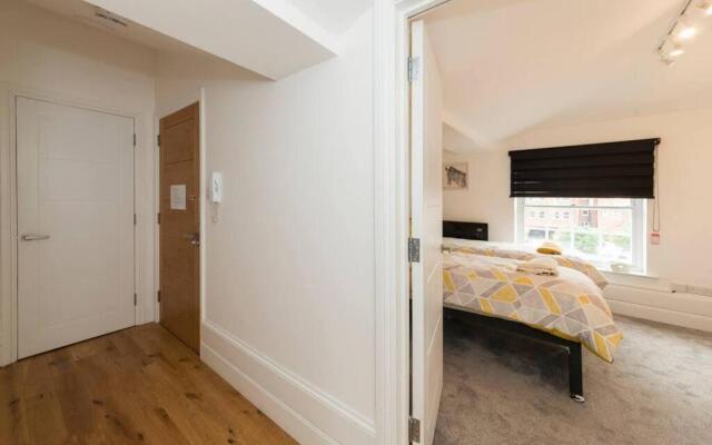 Spacious 1-BDR in central Reading w/ free parking