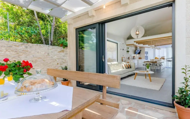 Villa Stone Pearl - Two Bedroom Holiday House With Pool