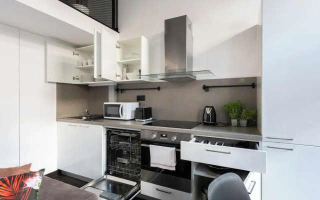 Modern Loft with Balcony Close to Center