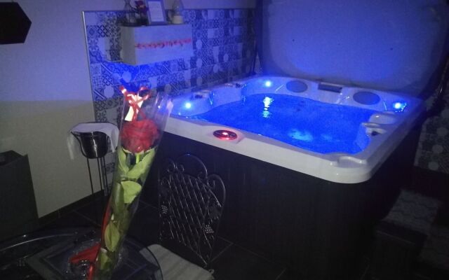 Au Plaisir Des Sens - Jacuzzi