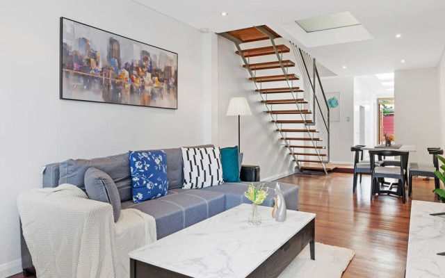 Kozyguru | Redfern | 2 Bed Terrace | Free Parking