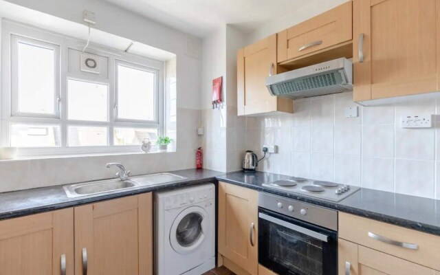 Cosy 4BD Flat W/private Balcony - Nine Elms!