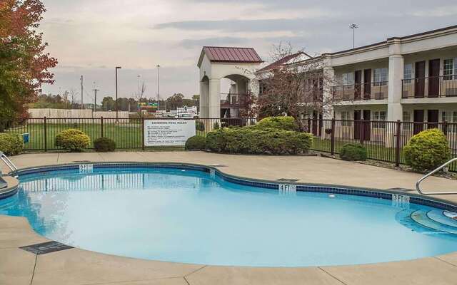 Days Inn by Wyndham Austintown