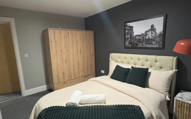 Modern 2 Bedroom City Oasis in Manchester