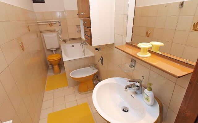 Apartment 864