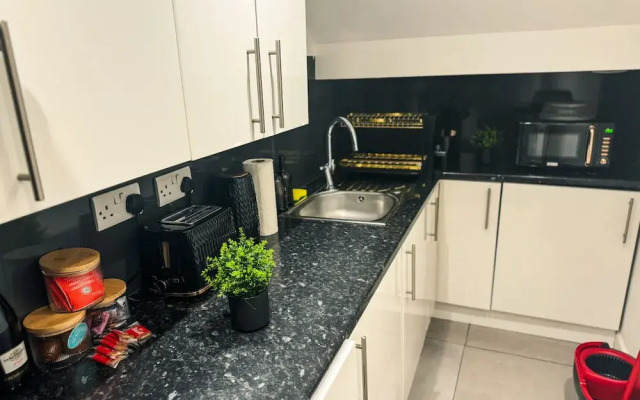 5 Minute Walk To Reading Station