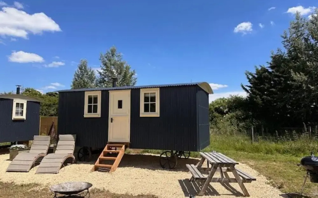 Shepherdshut-hot Tub-cotswolds-petfriendly