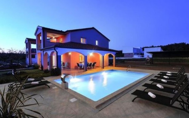 Modern Holiday Home in Novigrad With Swimming Pool