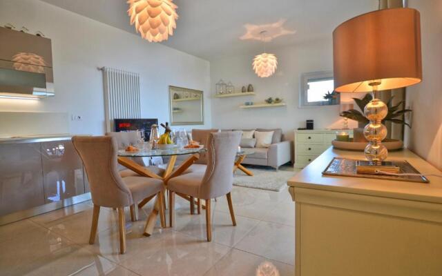 Felice sul Lago 2-Bedroom Lakeview Apartment