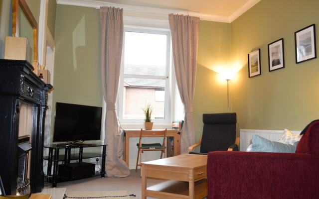 Colourful 1 Bedroom Apartment Near Edinburgh Centre