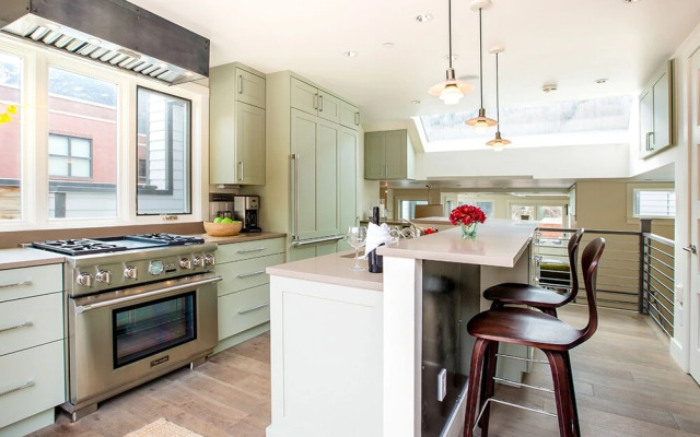 Meribel Penthouse - Luxury Condominium with Penthouse Views, Heart of Downtown Telluride, Hot Tub