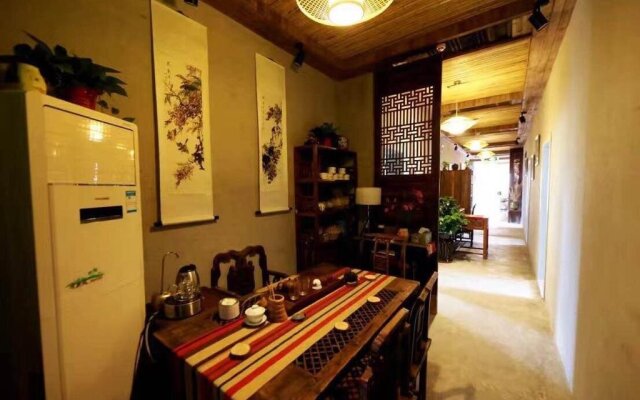 BingHe Street Art Hostel