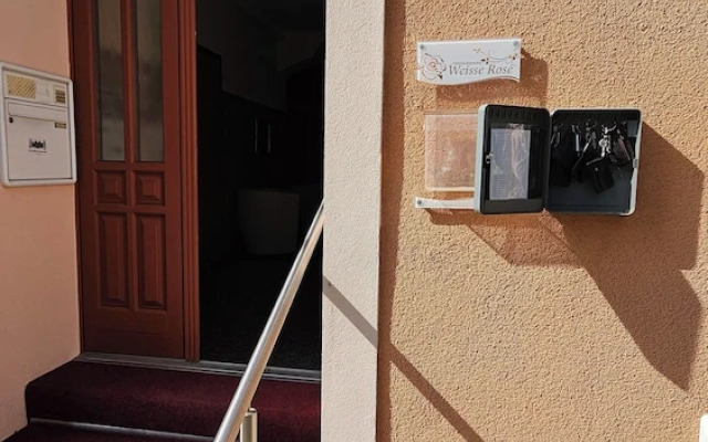 Pension Weiße Rose I Frühstück Parkplatz