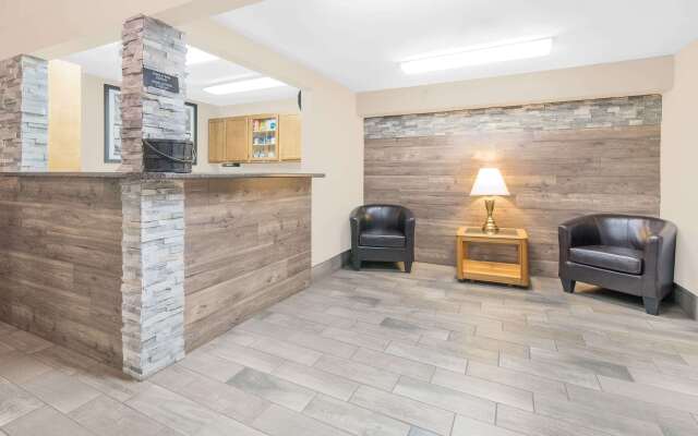 Super 8 by Wyndham Watertown