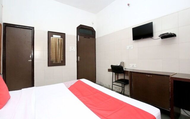 Collection O 12986 The Red Hotel