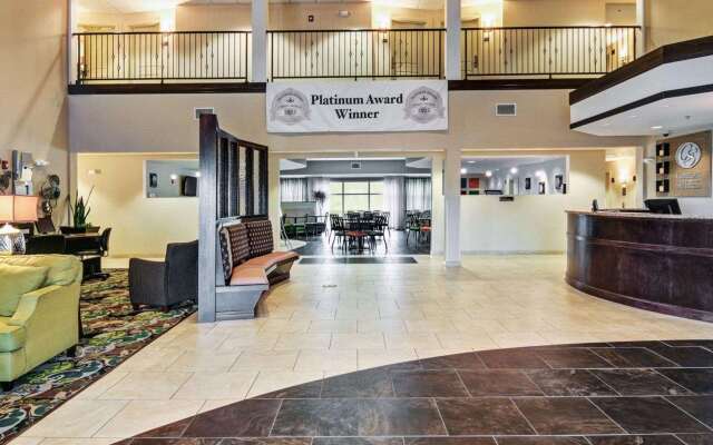 Comfort Suites near Hot Springs Park