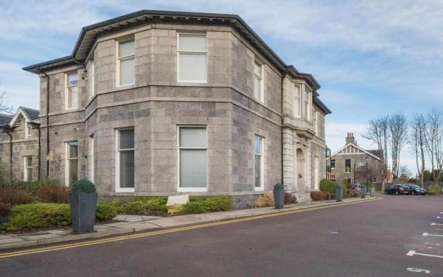 Marks At The Manor Luxury Riverside Apartments - Sleeps up to 4, with Parking and Sky TV