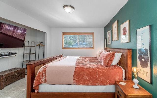 Rhodie House 3 Bedroom Home by NW Comfy Cabins by RedAwning