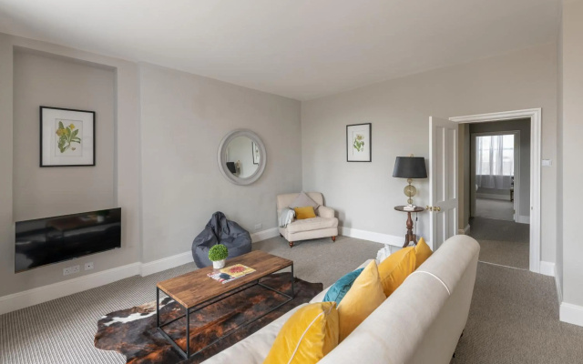 Georgian 3 Bed 3 Bath Central Apartment & Parking