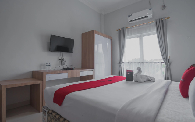 RedDoorz near Hermes Place Polonia Medan – Guest Rooms – Medan