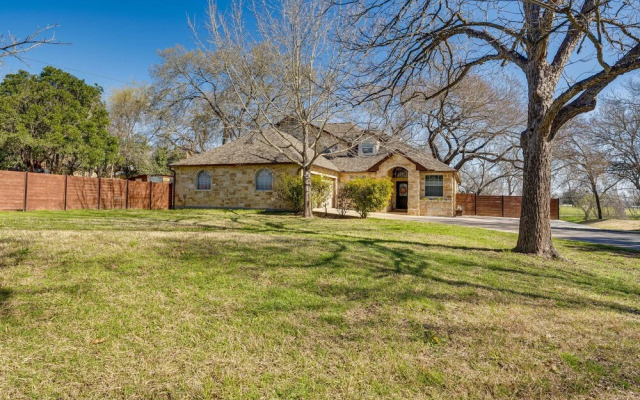 Seguin Riverfront Retreat: Fishing Dock + Kayaks!